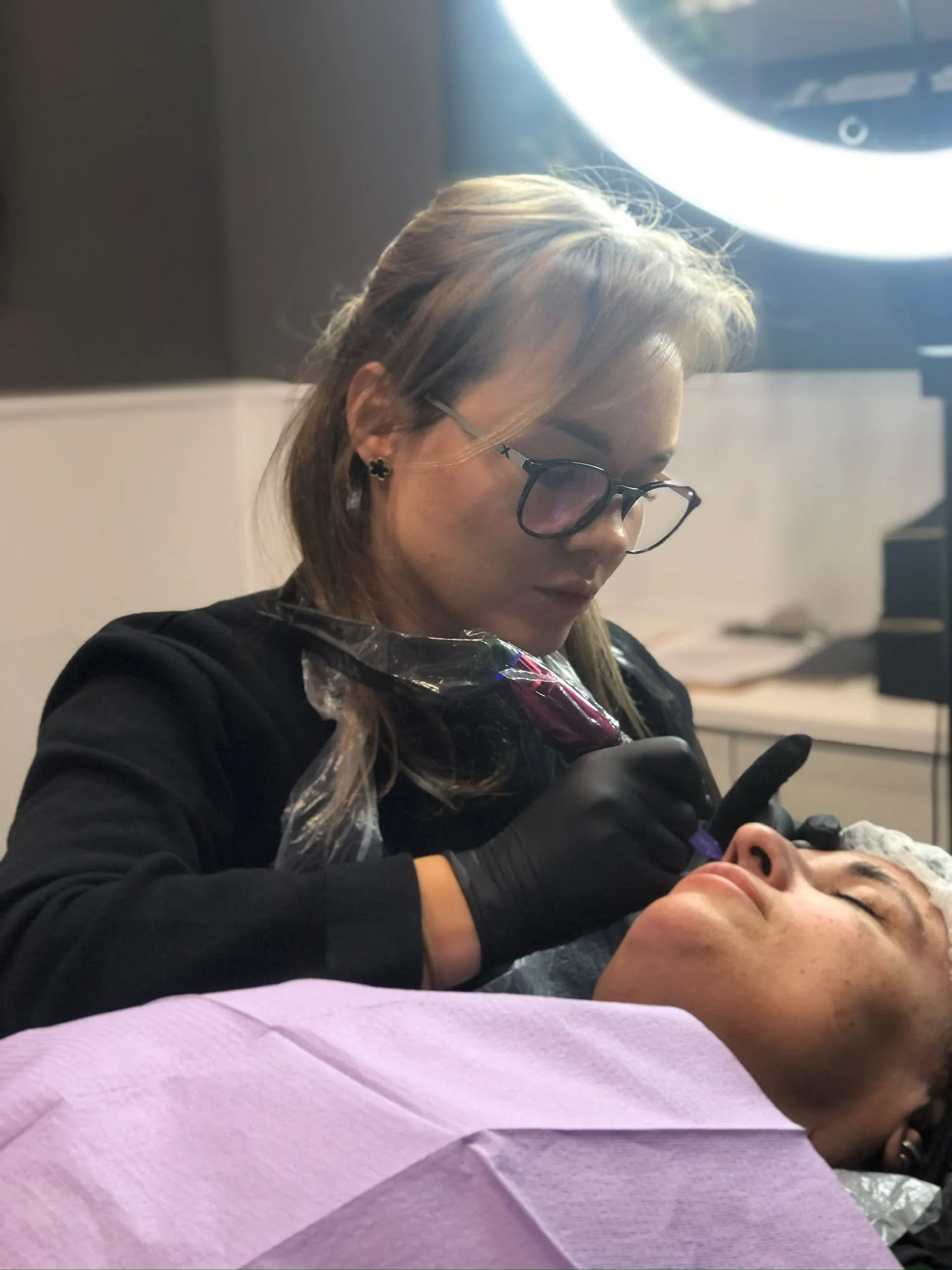 Nadia realizando un tratamiento profesional