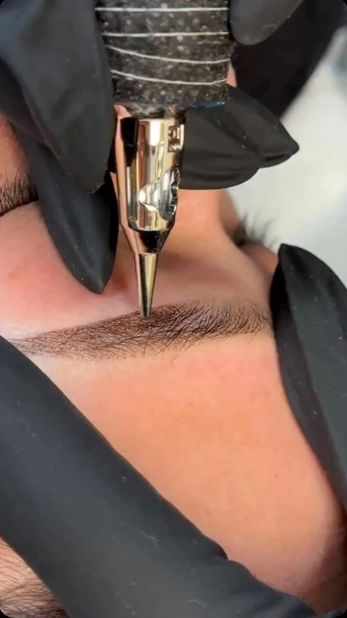Nadia trabajando con precisión en un tratamiento de belleza